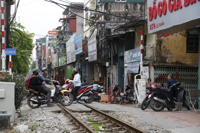 Hà Nội xóa bỏ toàn bộ lối đi tự mở qua đường sắt trước 2025