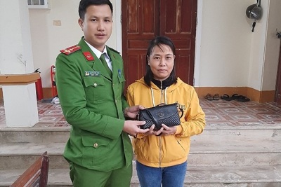 Nghệ An: Người phụ nữ bỏ quên túi xách 16 triệu đồng nhận lại tài sản