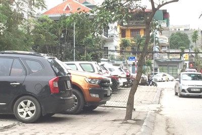 Tại phường Cống Vị, quận Ba Đình: Trông giữ xe không phép trên đất dự án biến tướng