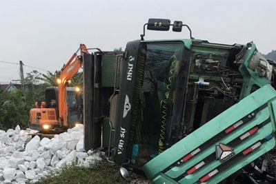 Tin tức tai nạn giao thông mới nhất hôm nay ngày 25/12: Xe tải chở đá trắng bị lật, đường sắt Bắc - Nam tê liệt