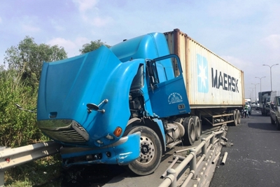 Tai nạn giao thông mới nhất hôm nay 27/12: Ô tô biển xanh đâm xe container khiến 2 người chết