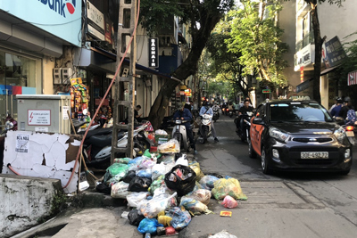 Sau 1 tuần phản ánh: Tuyến phố Yên Phụ vẫn tràn ngập rác thải