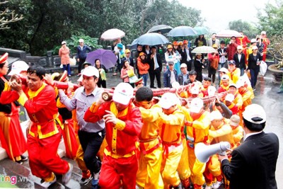 Đội mưa dâng cặp bánh chưng 700 kg lên mộ thân mẫu Chủ tịch Hồ Chí Minh