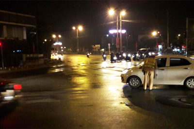 Cảnh sát giao thông giúp người dân về quê đón Tết
