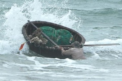 Đánh bắt cá ở vùng biển cảng Dung Quất, một ngư dân mất tích