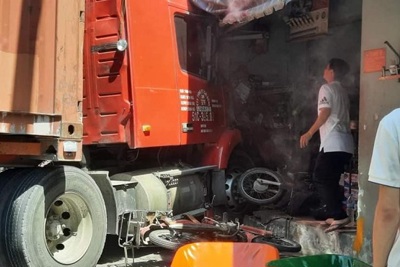 Tai nạn giao thông mới nhất hôm nay 5/3: Xe đầu kéo tông sập nhà dân ở TP Hồ Chí Minh, một người chết