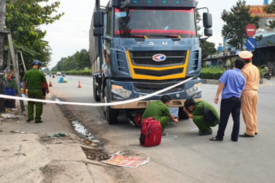 Tai nạn giao thông mới nhất hôm nay 20/12: Người đàn ông đi xe máy bị cuốn vào gầm xe tải, tử vong thương tâm