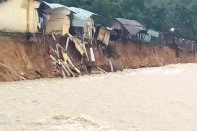 2 người chết và mất tích, hàng chục nhà dân bị sập đổ do mưa lũ