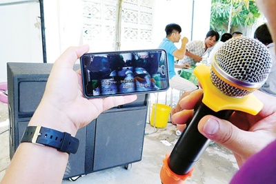 Có dẹp được nạn karaoke tự phát?