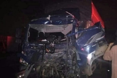 Hà Nội: Tai nạn trên đường Cienco5, cảnh sát cưa cabin đưa thi thể tài xế ra ngoài