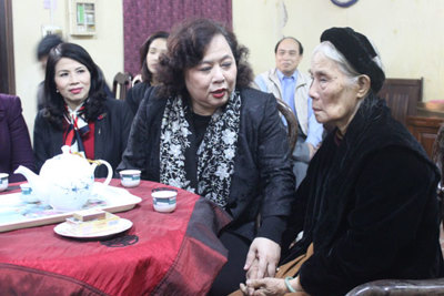 Chủ tịch HĐND TP Nguyễn Thị Bích Ngọc thăm, tặng quà gia đình chính sách