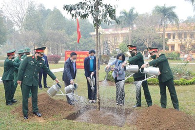 Trưởng ban Dân vận Trung ương Trương Thị Mai dự Tết trồng cây tại sư đoàn 308