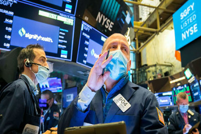 Nhà đầu tư đổ xô mua cổ phiếu hưởng lợi từ đà phục hồi, chứng khoán Mỹ lập kỷ lục mới