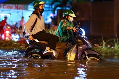 TP Hồ Chí Minh: Triều cường đạt đỉnh, người dân "vật lộn" trong biển nước