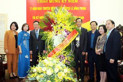 Phó Bí thư Thành ủy Nguyễn Văn Phong chúc mừng Trường Đào tạo cán bộ Lê Hồng Phong