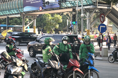 Giá rét: Tài xế xe công nghệ, shipper vẫn "lăn xả" trên khắp đường phố Hà Nội