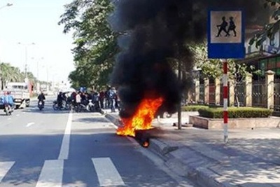 Bị tuýt còi vì vi phạm, nam thanh niên châm lửa đốt xe máy