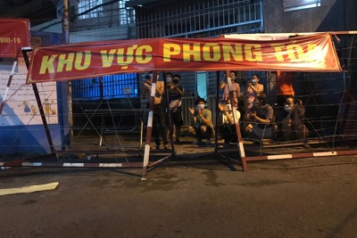 TP Hồ Chí Minh: Người dân vỡ òa niềm vui vì được dỡ bỏ phong tỏa chống dịch Covid-19