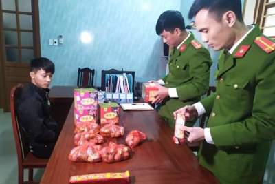 Thái Bình: Bắt quả tang đối tượng mua bán trái phép gần 10kg pháo nổ