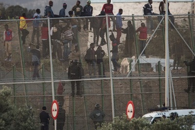 Video người di cư trèo rào cao 6m vào Tây Ban Nha