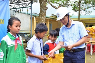 PC Quảng Ngãi: Trao quà hỗ trợ học sinh và các hộ gia đình miền núi