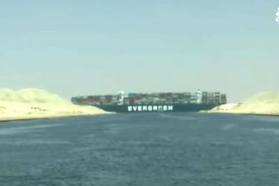 Tàu khổng lồ Ever Given vẫn mắc kẹt, giao thông tại kênh đào Suez tê liệt