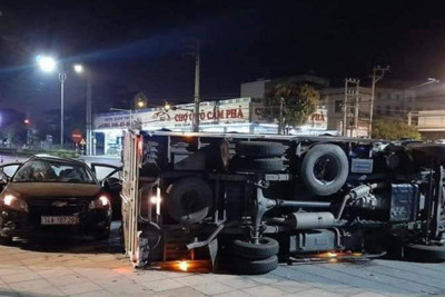 Quảng Ninh: Xe con va chạm xe tải khiến 8 người bị thương