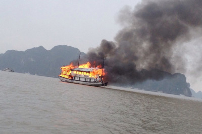 Lại cháy tàu du lịch trên cảng Tuần Châu