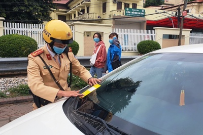 Hà Nội: Cảnh sát dán thông báo phạt nguội xe dừng đỗ sai quy định