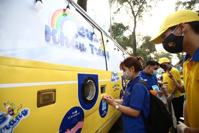 TP Hồ Chí Minh: Xe bus phát khẩu trang tự động, miễn phí cho người dân