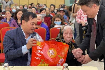 Quận Hoàn Kiếm tặng quà gia đình chính sách, hoàn cảnh khó khăn dịp Tết Nguyên đán 2021