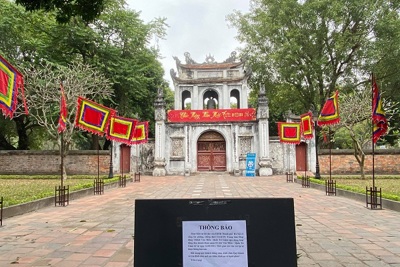 Hà Nội: Đình, chùa đóng cửa, người dân vái vọng từ bên ngoài
