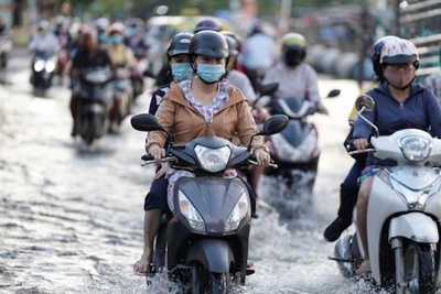 TP Hồ Chí Minh: Triều cường tiếp tục dâng cao, người dân chật vật lưu thông trên đường