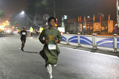 Mang áo dài chạy marathon: Nên đánh giá tùy vào từng thời điểm, từng hoàn cảnh