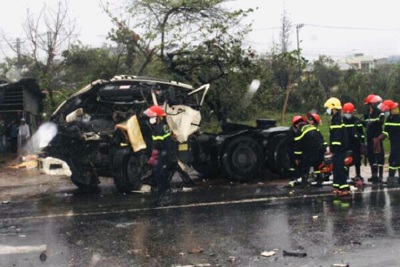 Quảng Nam: Xe đầu kéo “húc” xe ô tô đang chờ đèn đỏ, 1 người tử vong