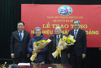 Phó Bí thư Thành ủy Nguyễn Văn Phong trao Huy hiệu Đảng cho đảng viên lão thành
