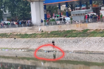 Hà Nội: Hốt hoảng phát hiện xác người dưới sông Tô Lịch