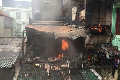 Cháy lớn tại căn nhà trong ngõ 283 phố Trần Khát Chân
