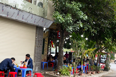 Hà Nội: Nhiều cửa hàng chưa khai Xuân, lác đác quán ăn đường phố, cà phê vẫn mở cửa