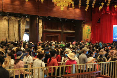 Người dân đội mưa đổ xô về chùa Tam Chúc dịp cuối tuần