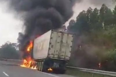 Xe container chở hàng đông lạnh cháy dữ dội trên Cao tốc Nội Bài - Lào Cai