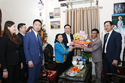 Bí thư Thành uỷ Vương Đình Huệ thăm, chúc mừng Giáng sinh tại huyện Phú Xuyên