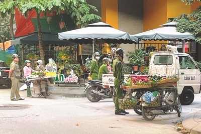 Xử lý chợ “cóc” trên phố Dương Khuê