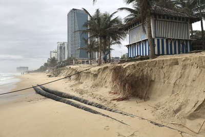 Ảnh: Sóng dâng cao “nuốt” hàng trăm mét bãi biển Đà Nẵng