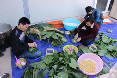 Gói bánh chưng, đón giao thừa trên những công trường