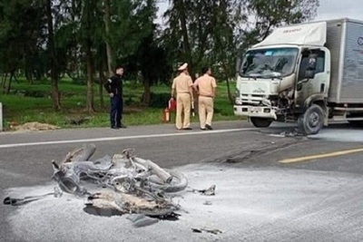Hà Tĩnh: Ô tô và xe máy bốc cháy dữ dội sau va chạm, 1 người tử vong