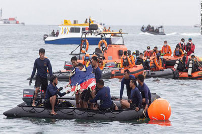 Lực lượng cứu hộ Indonesia tìm thấy thân máy bay rơi dưới đáy biển