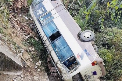 Điện Biên: Xe khách lao xuống vực, hành khách may mắn thoát nạn