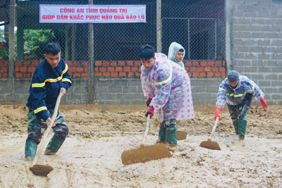 Công an tỉnh Quảng Trị dầm mình giúp xã Hướng Việt khắc phục hậu quả mưa lũ, sạt lở