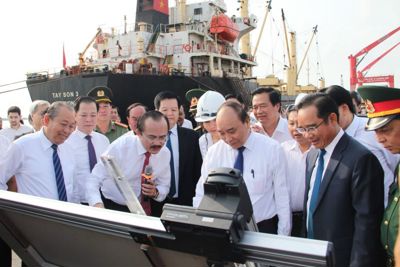 Thủ tướng thăm cảng quốc tế Long An, khảo sát vị trí xây Nhà máy điện LNG Long An I&II